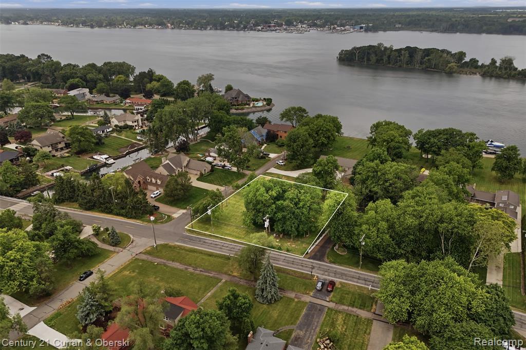 00 Southpointe, Grosse Ile, MI 48138