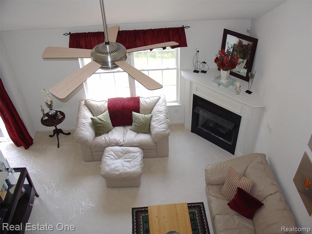 700 AMBERLY DR UNIT B, Waterford, MI 48328 — Photo 3