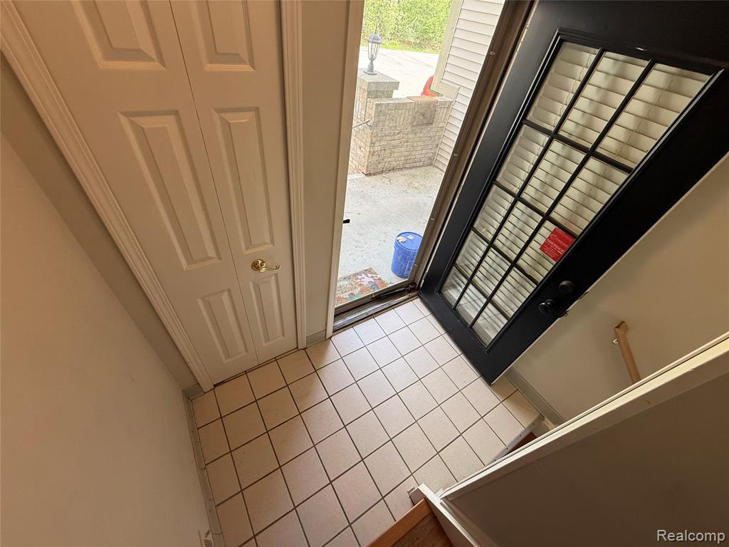 7059 Colonial Oaks Drive, Waterford, MI 48327 — Photo 49