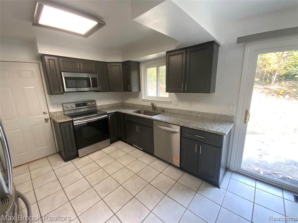 5715 SUNNYCREST Drive, West Bloomfield, MI 48323 — Photo 6