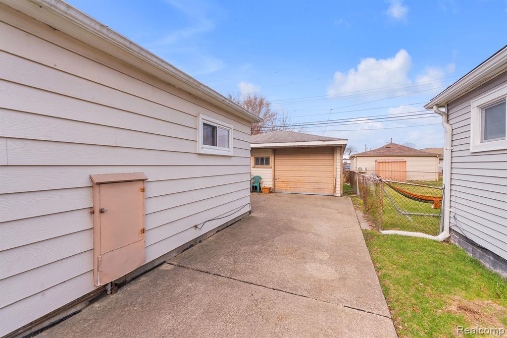 6571 N Highland Street, Dearborn Heights, MI 48127 — Photo 22