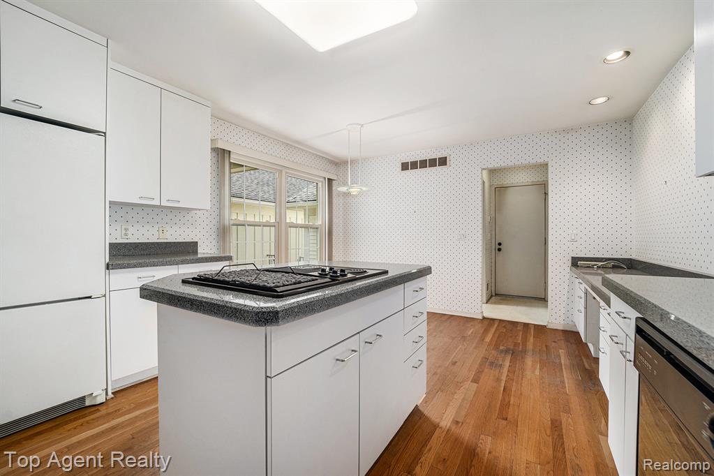 7369 Danbury Drive, West Bloomfield, MI — Photo 11