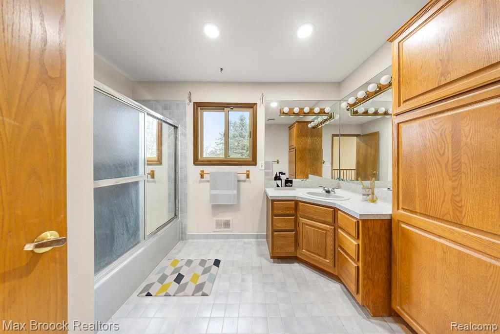 4070 GREENBRIAR Court, Rochester, MI 48306 — Photo 17