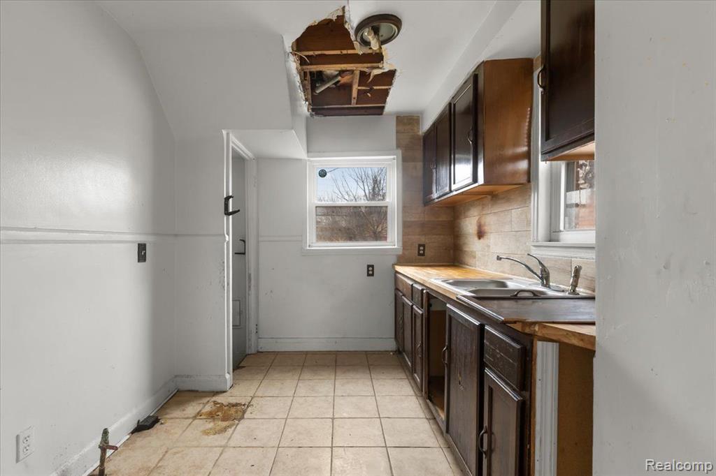 9393 MEYERS Road, Detroit, MI 48228 — Photo 12