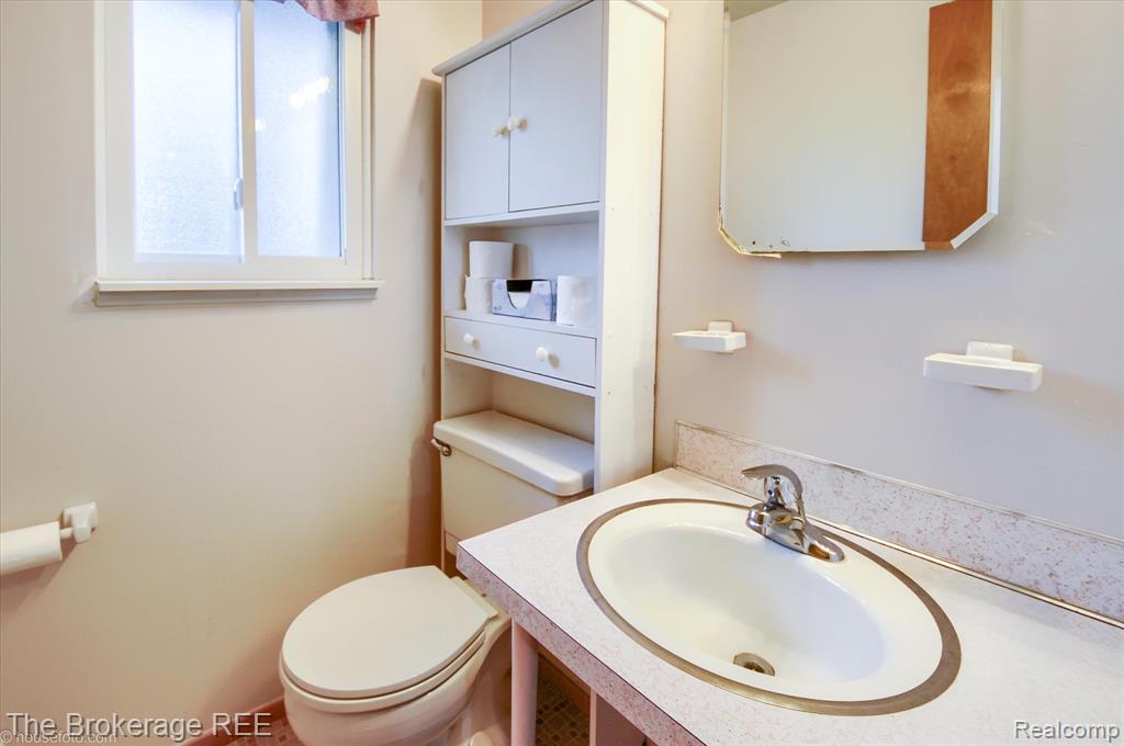 6228 Greenview Drive, Burton, MI 48509 — Photo 38