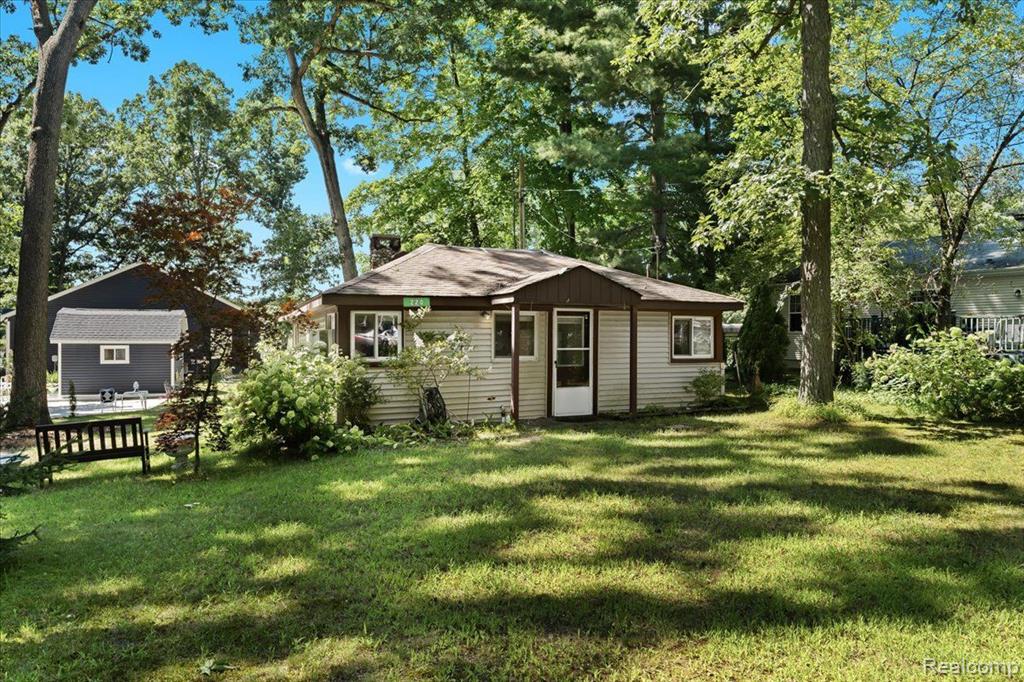 220 ELLSWORTH LAKE Drive, Gregory, MI 48137 — Photo 8