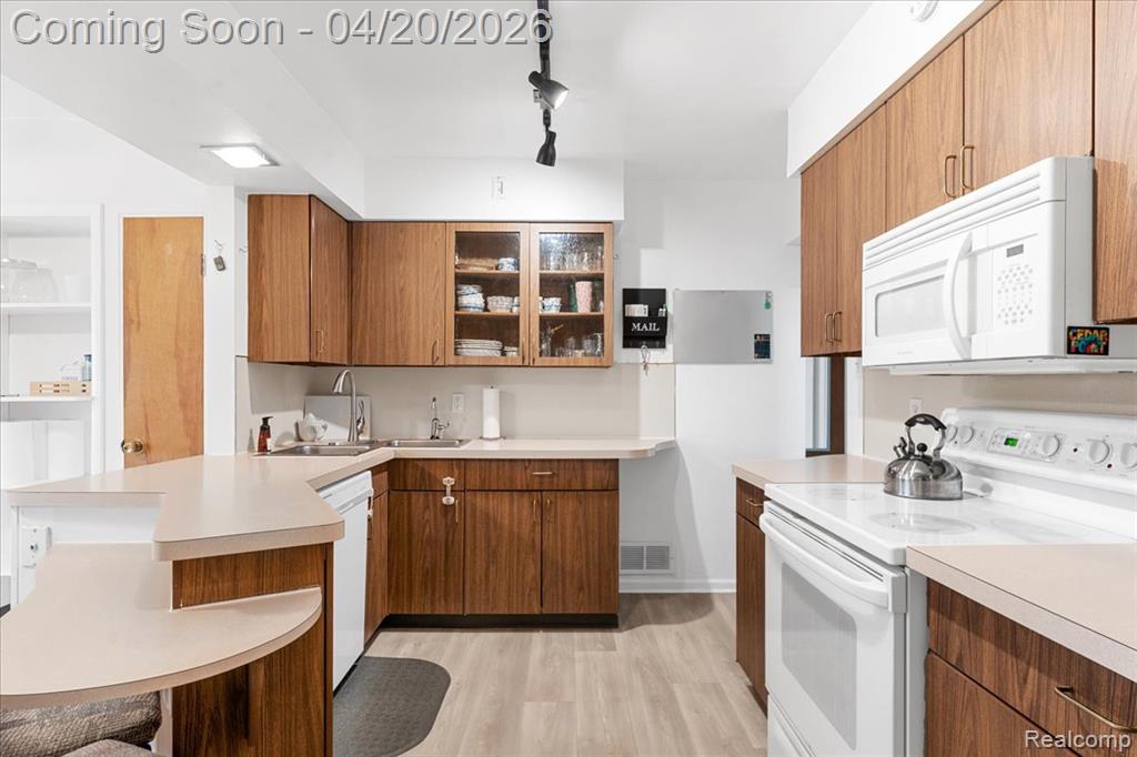 1232 Bel Air Drive, Flint, MI 48507 — Photo 8