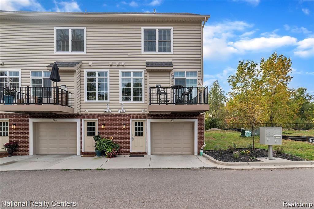 581 VILLAGE Lane, Milford, MI 48381 — Photo 33