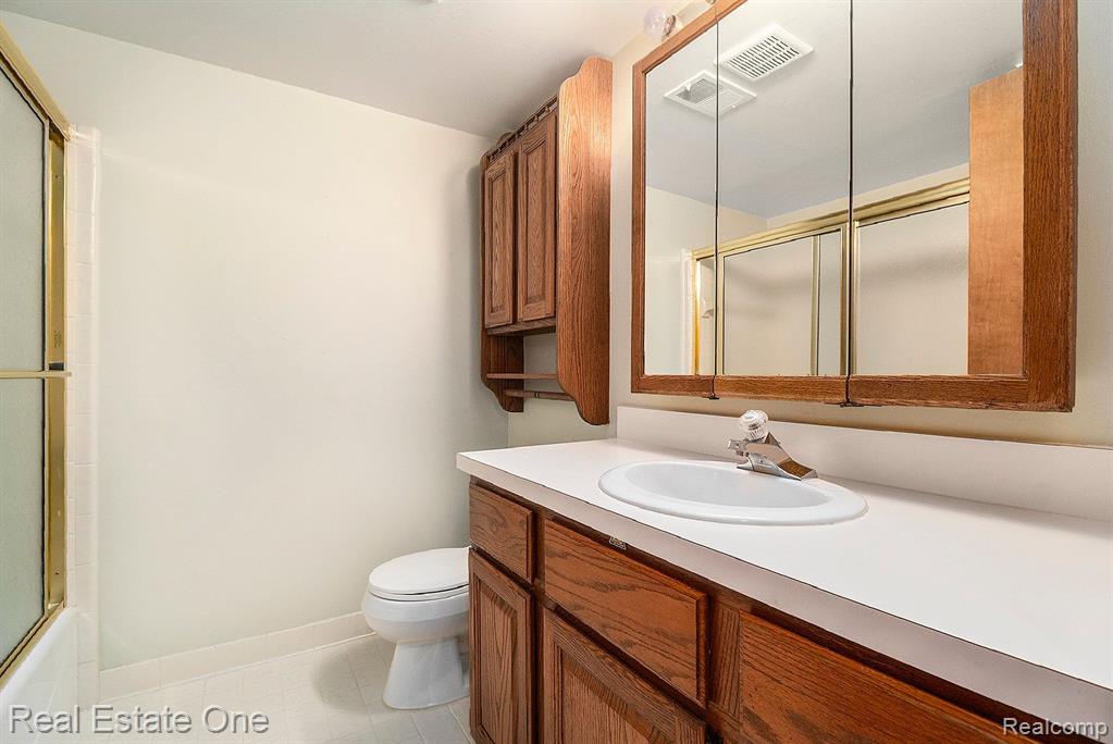 232 PINEWOOD Drive, Plymouth, MI 48170 — Photo 12