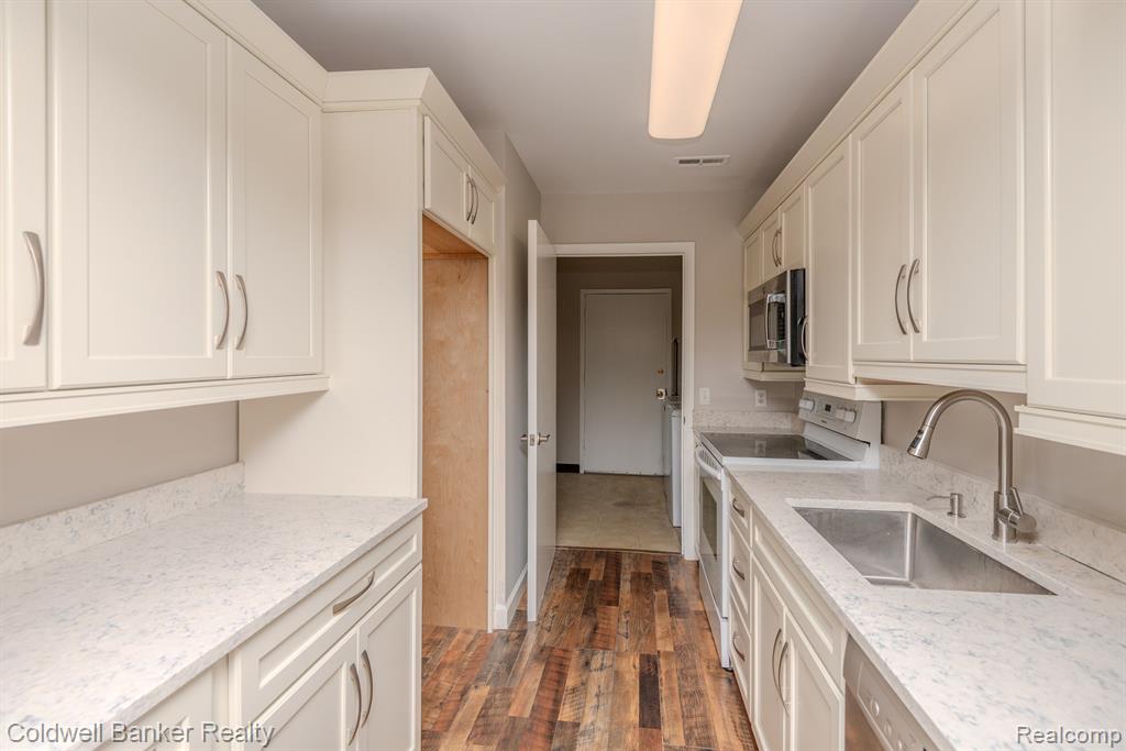 759 PENINSULA, Ann Arbor, MI 48105 — Photo 12