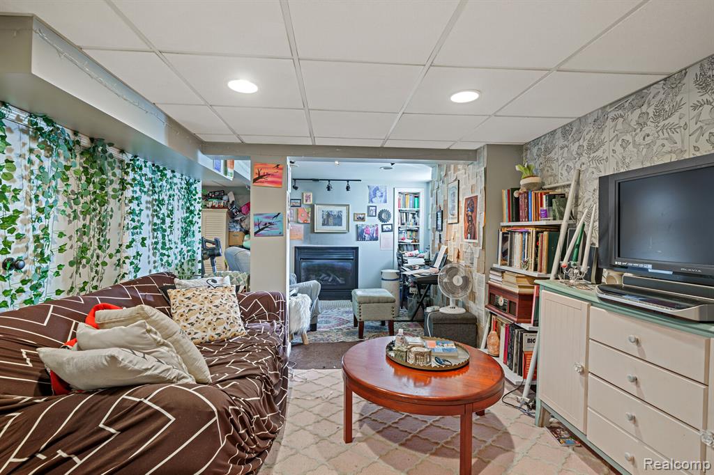 243 E Edsel Ford, Detroit, MI 48202 — Photo 40