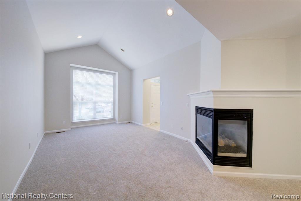 5104 TAMARA Circle, Walled Lake, MI 48390 — Photo 4