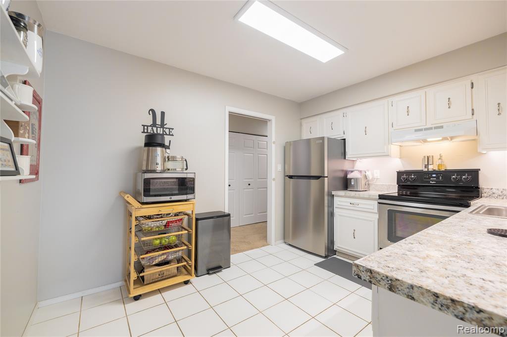 8095 Colony Drive, 22, Grosse Ile, MI 48138 — Photo 14