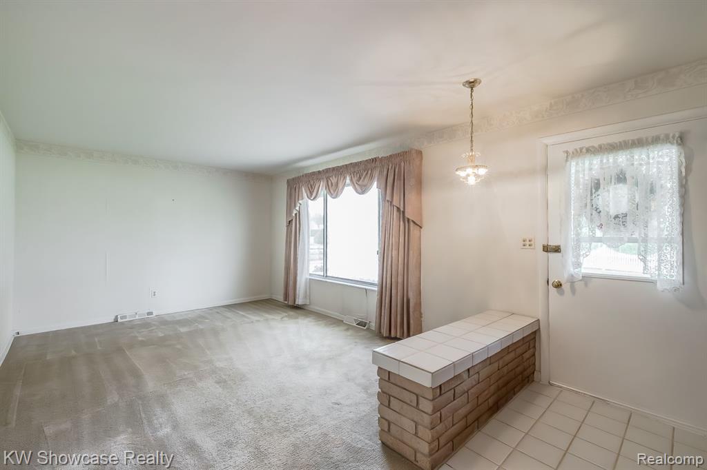 841 DRIBURG Drive, Commerce Twp, MI 48390 — Photo 4