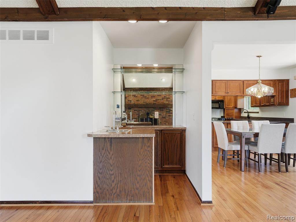 5800 Naneva Court, West Bloomfield, MI — Photo 18