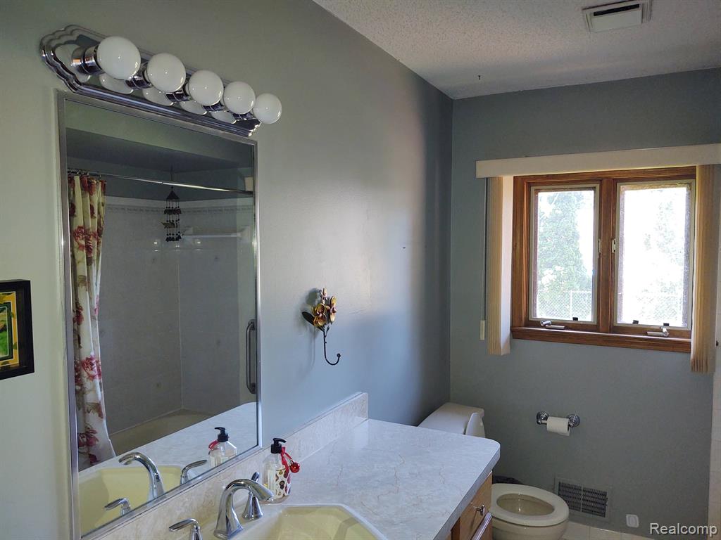 7460 FLICKINGER Drive, Shelby Twp, MI 48317 — Photo 30