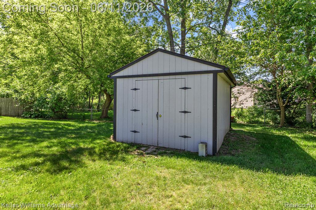 6589 Doyon Drive S, Waterford, MI 48327 — Photo 27