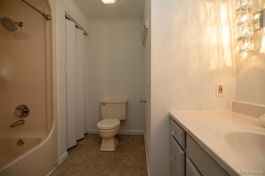 8691 Cooley Lake Road, Commerce Twp, MI 48382 — Photo 21