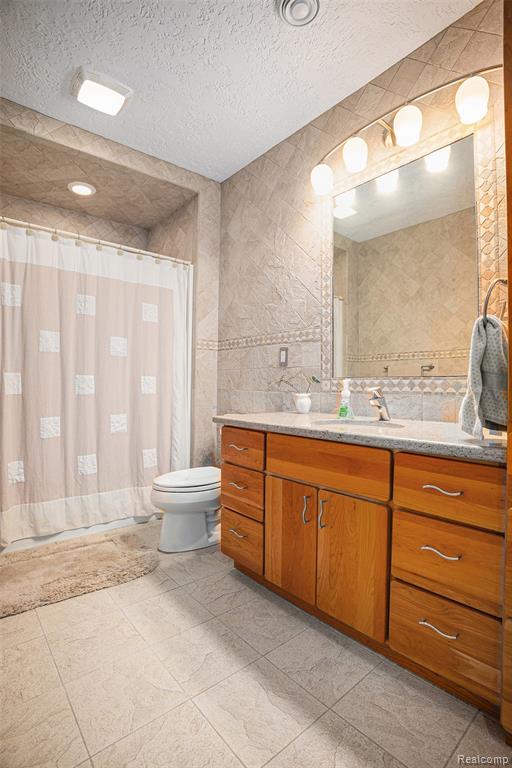 4301 Rolling Acres Drive, Hartland, MI 48353 — Photo 48