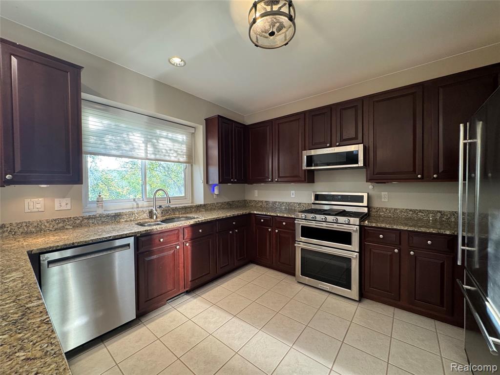 4239 Arcadia Drive, Auburn Hills, MI 48326 — Photo 9