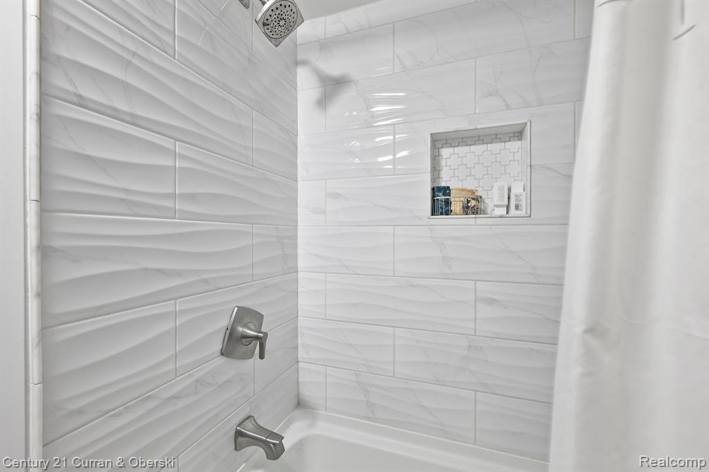 417 CHICAGO Drive, Howell, MI 48843 — Photo 36
