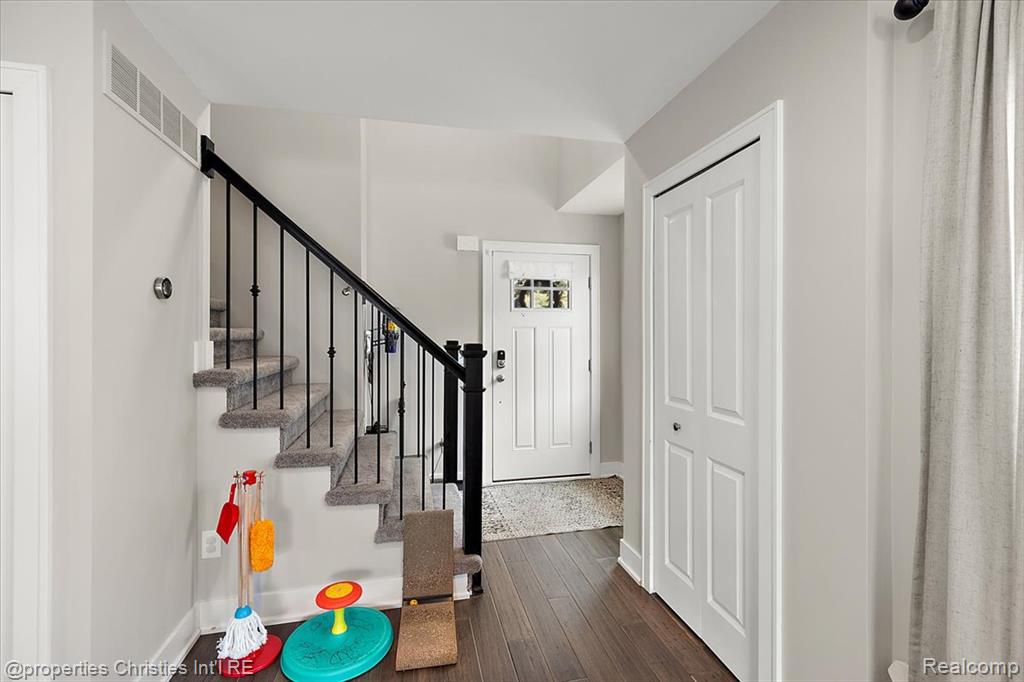 581 S Winding Drive, Waterford, MI 48328 — Photo 11