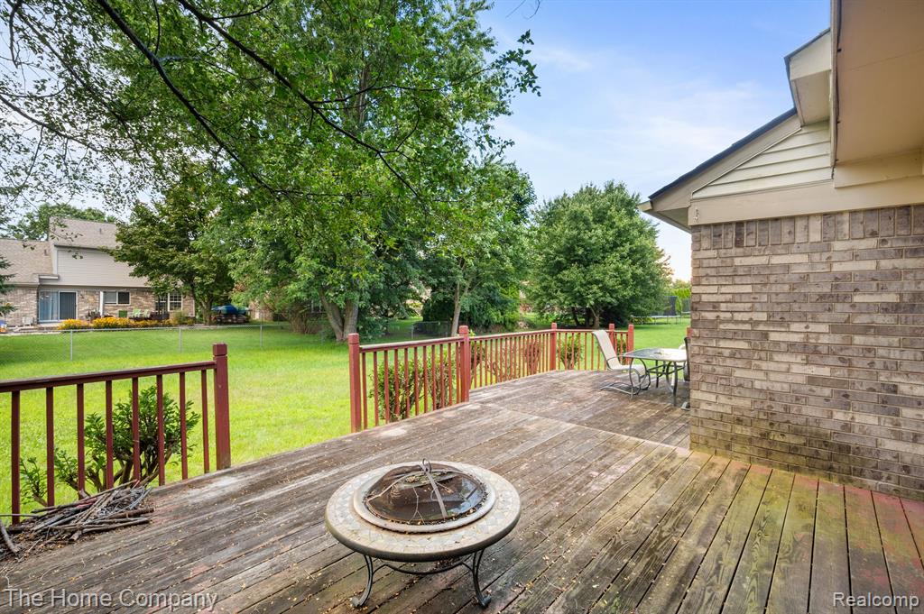 6868 Essex Court, Waterford, MI 48327 — Photo 31