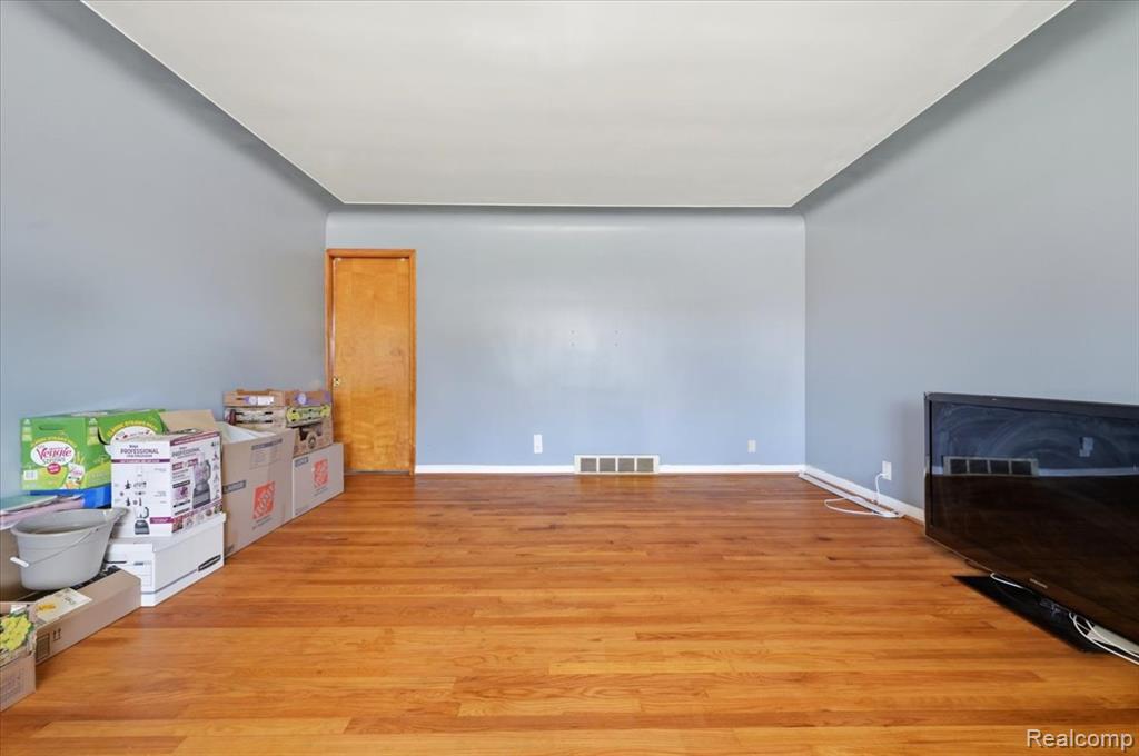 8565 POTOMAC Street, Center Line, MI 48015 — Photo 5