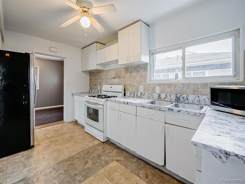 948 E Kalama Avenue, Madison Heights, MI 48071 — Photo 7