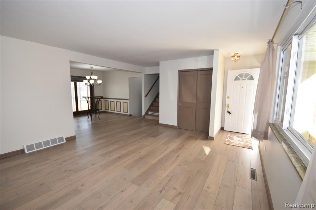 5106 Lakewood Drive, Grand Blanc, MI 48439 — Photo 4