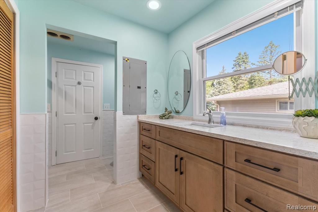 8437 WOODLAND SHORE Drive, Brighton, MI 48114 — Photo 23