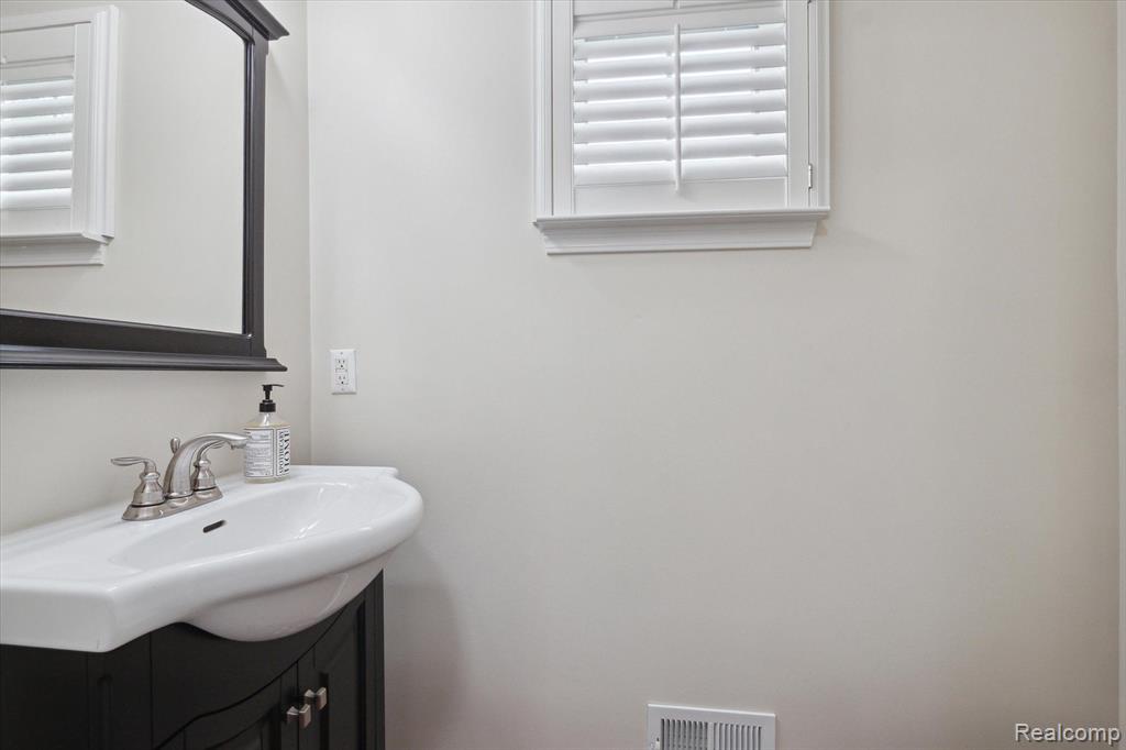 4305 ARETHA Avenue, Detroit, MI 48201 — Photo 18