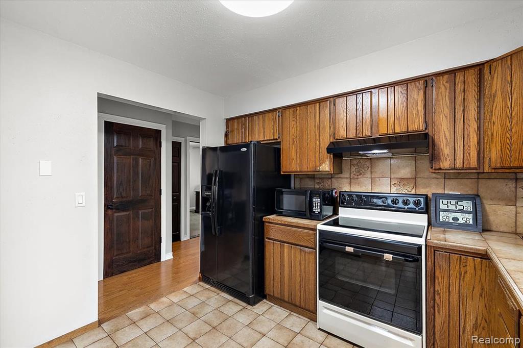 8021 Washburn Road, Goodrich Vlg, MI — Photo 17