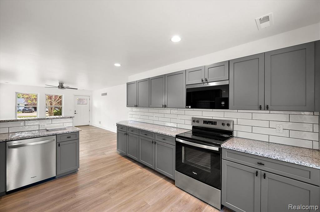 6165 Woodsdale Drive, Grand Blanc, MI 48439 — Photo 15
