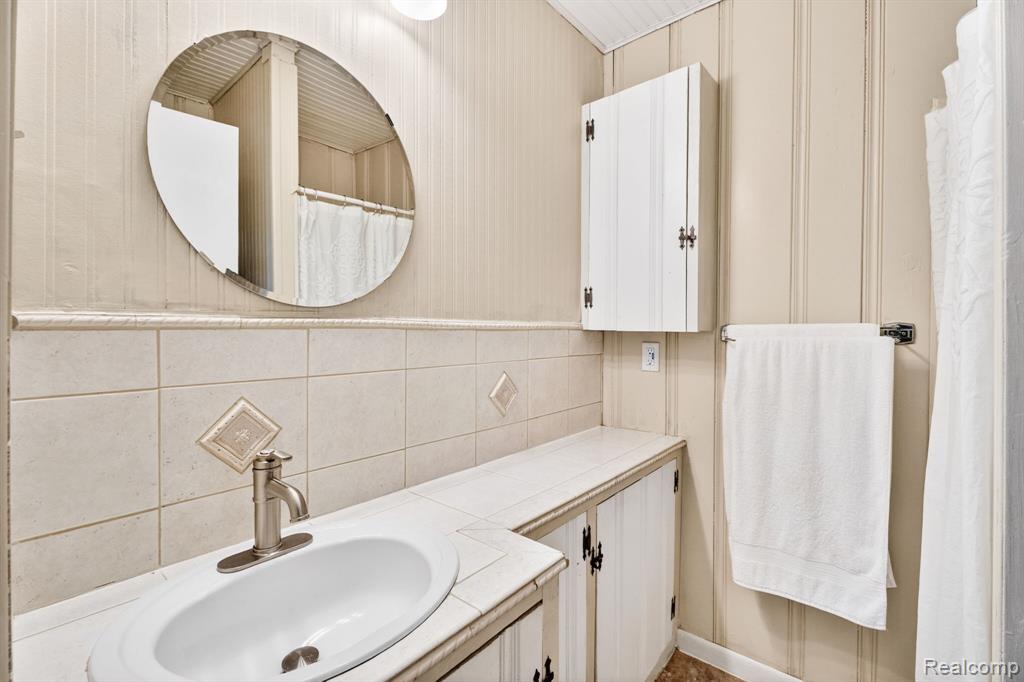22515 Floral Street, Farmington, MI 48336 — Photo 28