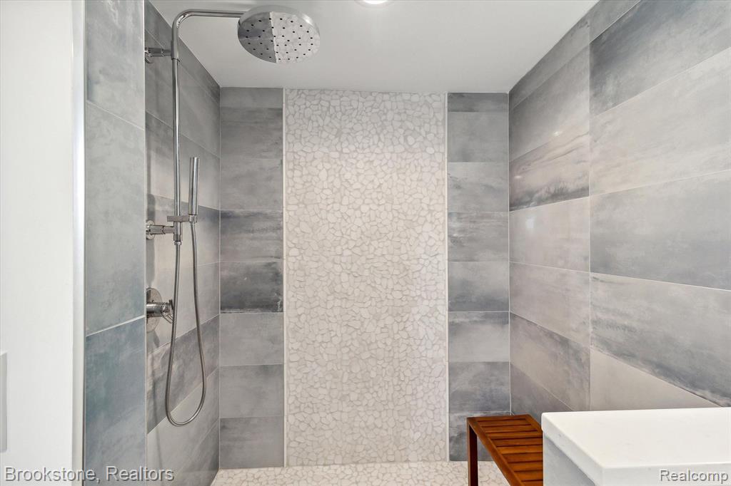 633 DETROIT Avenue, Lake Orion, MI 48362 — Photo 38