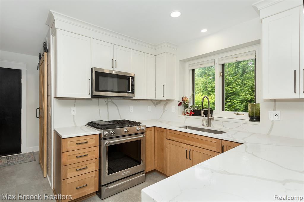 3685 Sunset Boulevard, Orchard Lake Village, MI 48324 — Photo 13