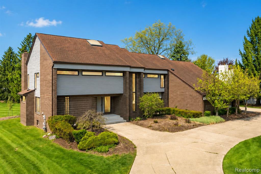 3830 Columbia Drive, Bloomfield Hills, MI 48302 — front exterior