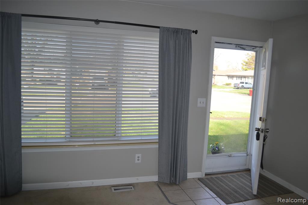 42428 Greenbrier Lane, Clinton Twp, MI 48038 — Photo 4