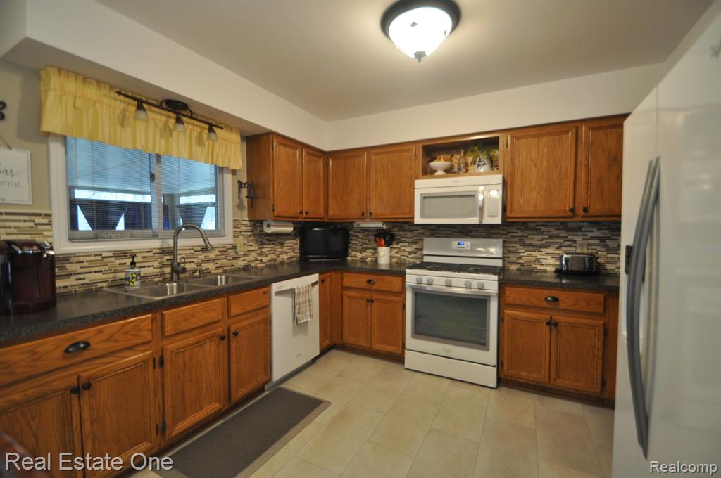 46654 SPRINGHILL Drive, Utica, MI 48317 — Photo 8