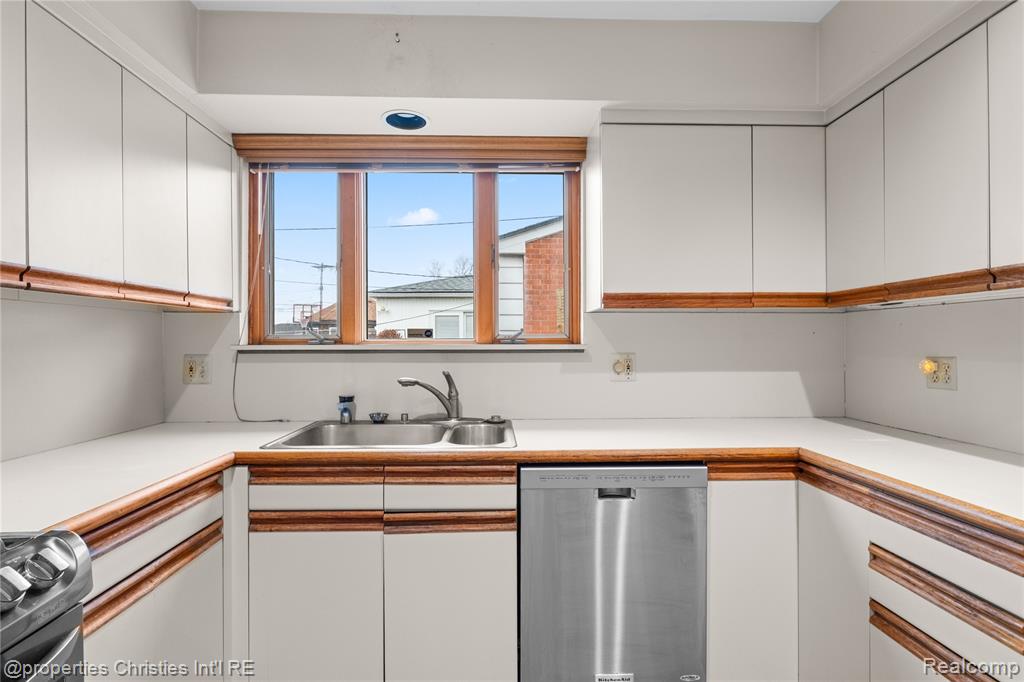 7479 Carrousel Boulevard, Westland, MI — Photo 22