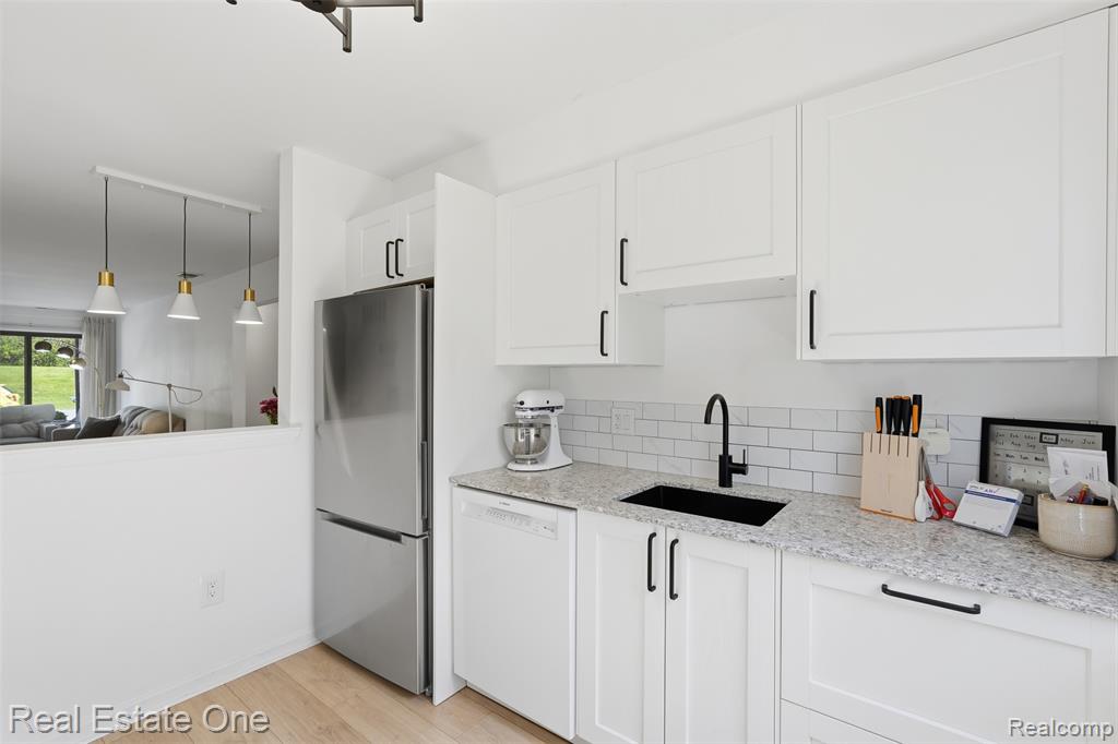 33547 Pondview Circle, 130, Livonia, MI 48152 — Photo 13