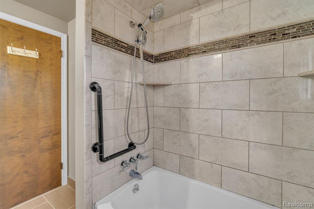 4248 WHITEBIRCH Drive, West Bloomfield, MI 48323 — Photo 32