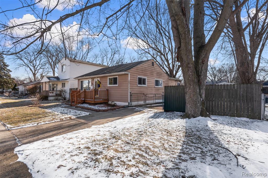 592 E Dallas Avenue, Madison Heights, MI 48071 — Photo 25
