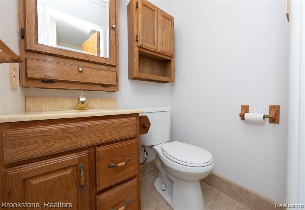 656 S CASS LAKE Road, Waterford, MI 48328 — Photo 23
