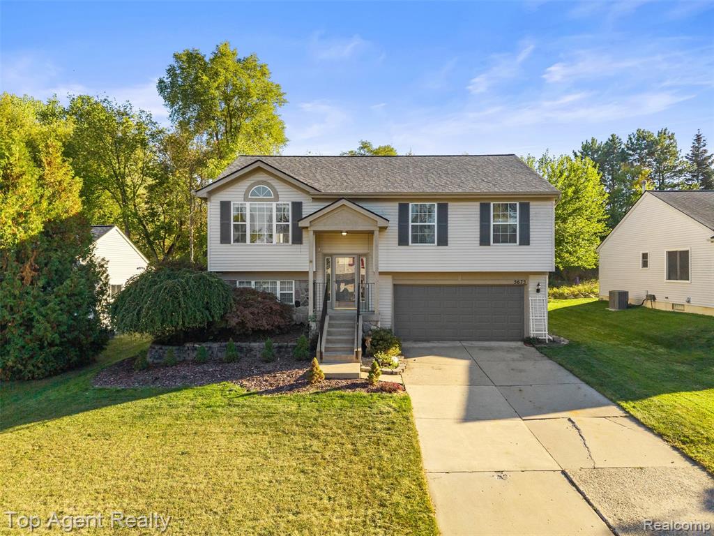 5675 Millpointe Drive, Waterford, MI 48327 — Photo 2