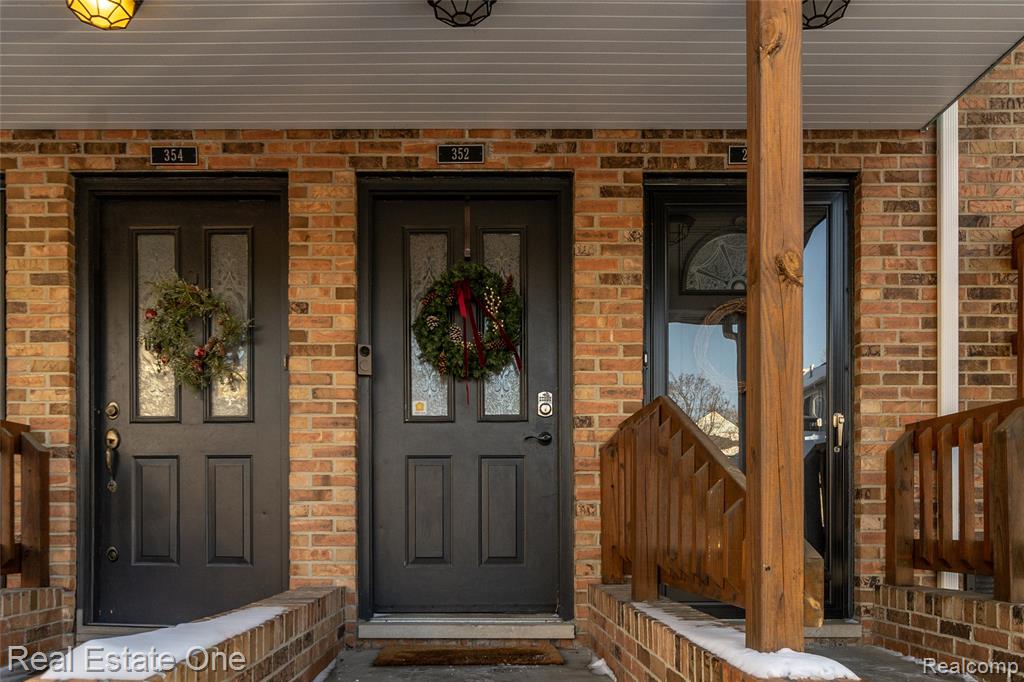 352 Pinewood Drive, Plymouth, MI 48170 — Photo 2