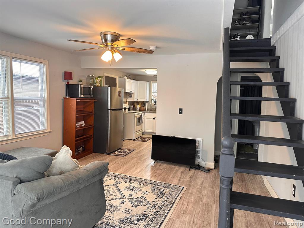 419 W HAYES Avenue, Hazel Park, MI 48030 — Photo 2
