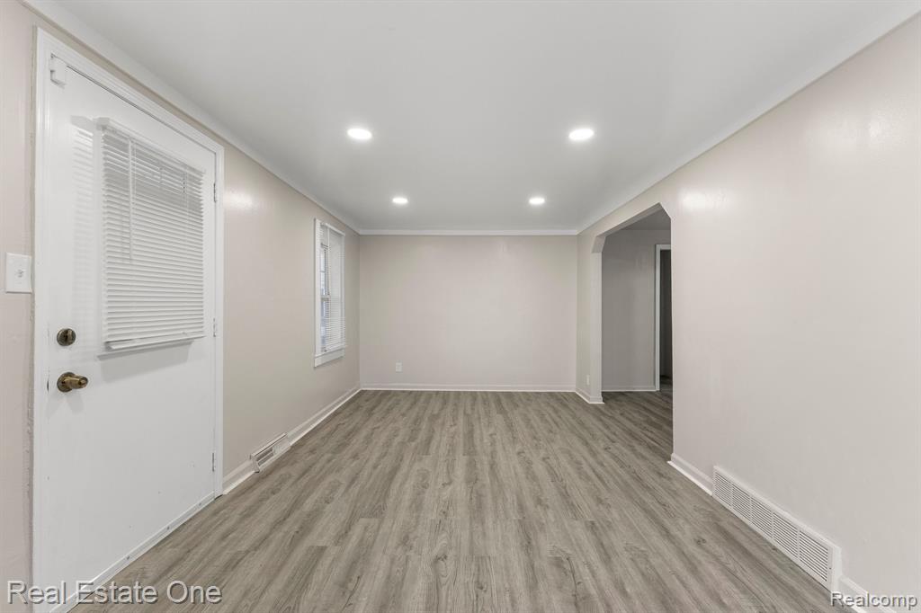 5121 CROISSANT Street, Dearborn Heights, MI 48125 — Photo 8