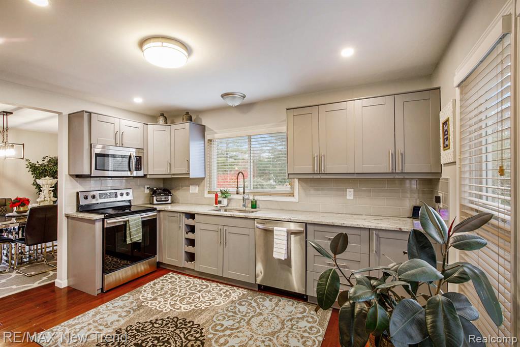 5748 Kingsfield Drive, West Bloomfield, MI — Photo 11